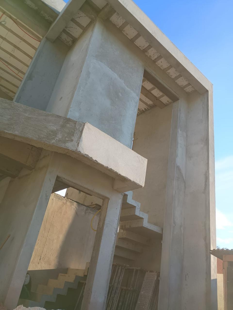 Obra — frente com pavimentos 1 e 2 em Junho/2026
