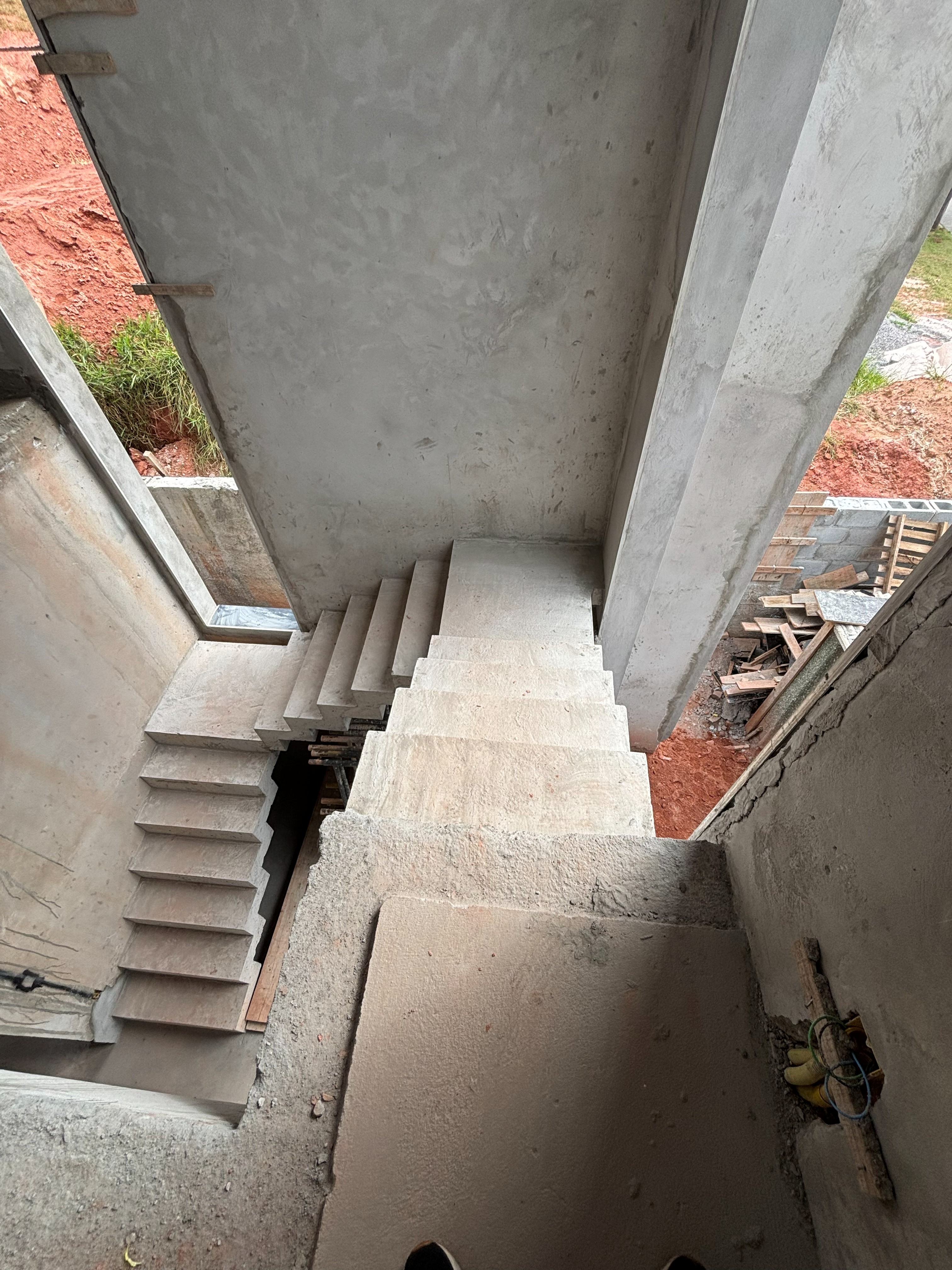 Obra — escada do pavimento 1 em Junho/2026
