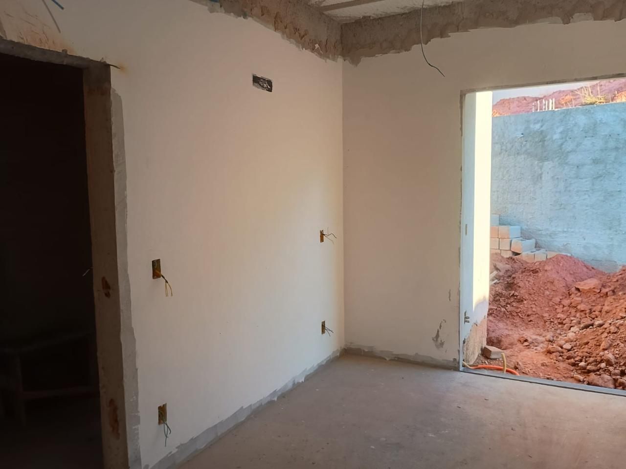 Obra — ambiente interno com abertura de janela em Junho/2026