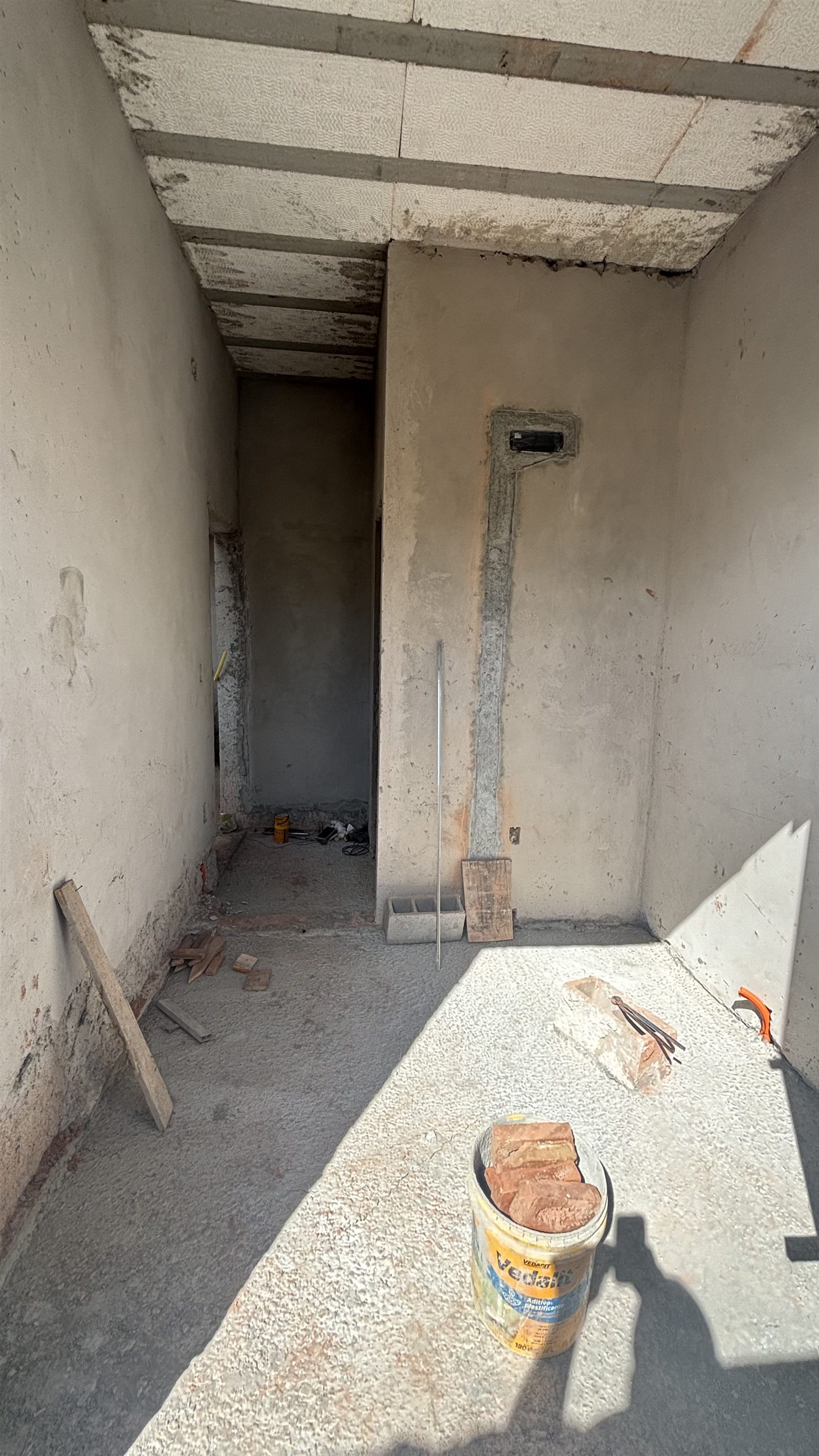 Obra — corredor interno rebocado em Maio/2026