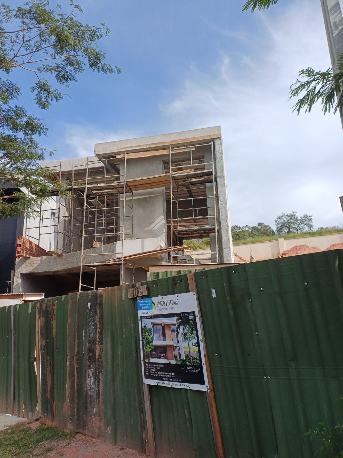 Obra — vista geral da casa com dois pavimentos em Maio/2026