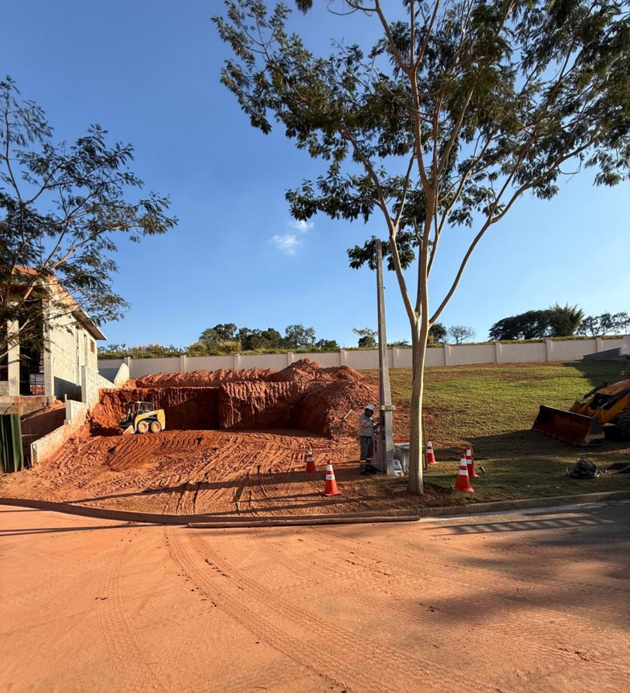 Obra — terraplanagem em andamento